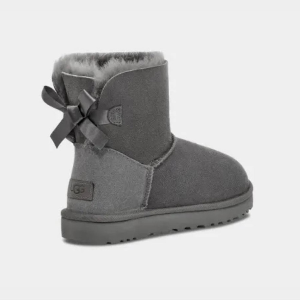 New Mini Bailey Bow Uggs boots size 7!